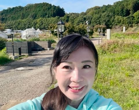 キャストと並んで笑うスタッフ
