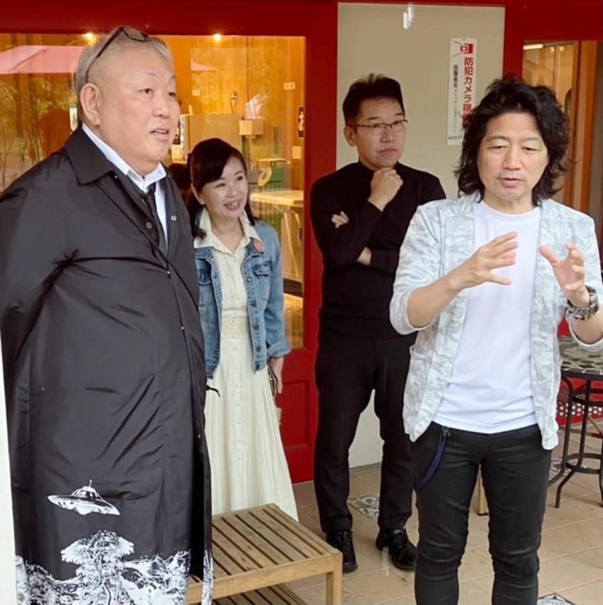 いぶきヴィレッジを訪れた江原啓之さんが、黒岩さんたちと話している様子