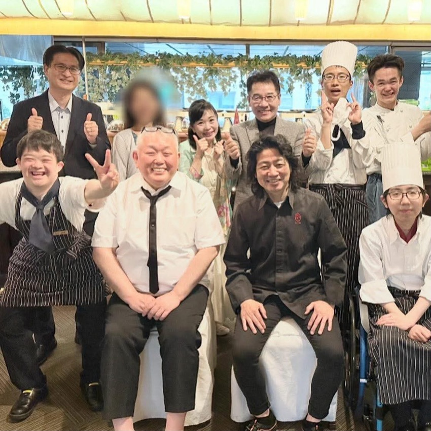 レストランでキャストとスタッフに囲まれて記念撮影