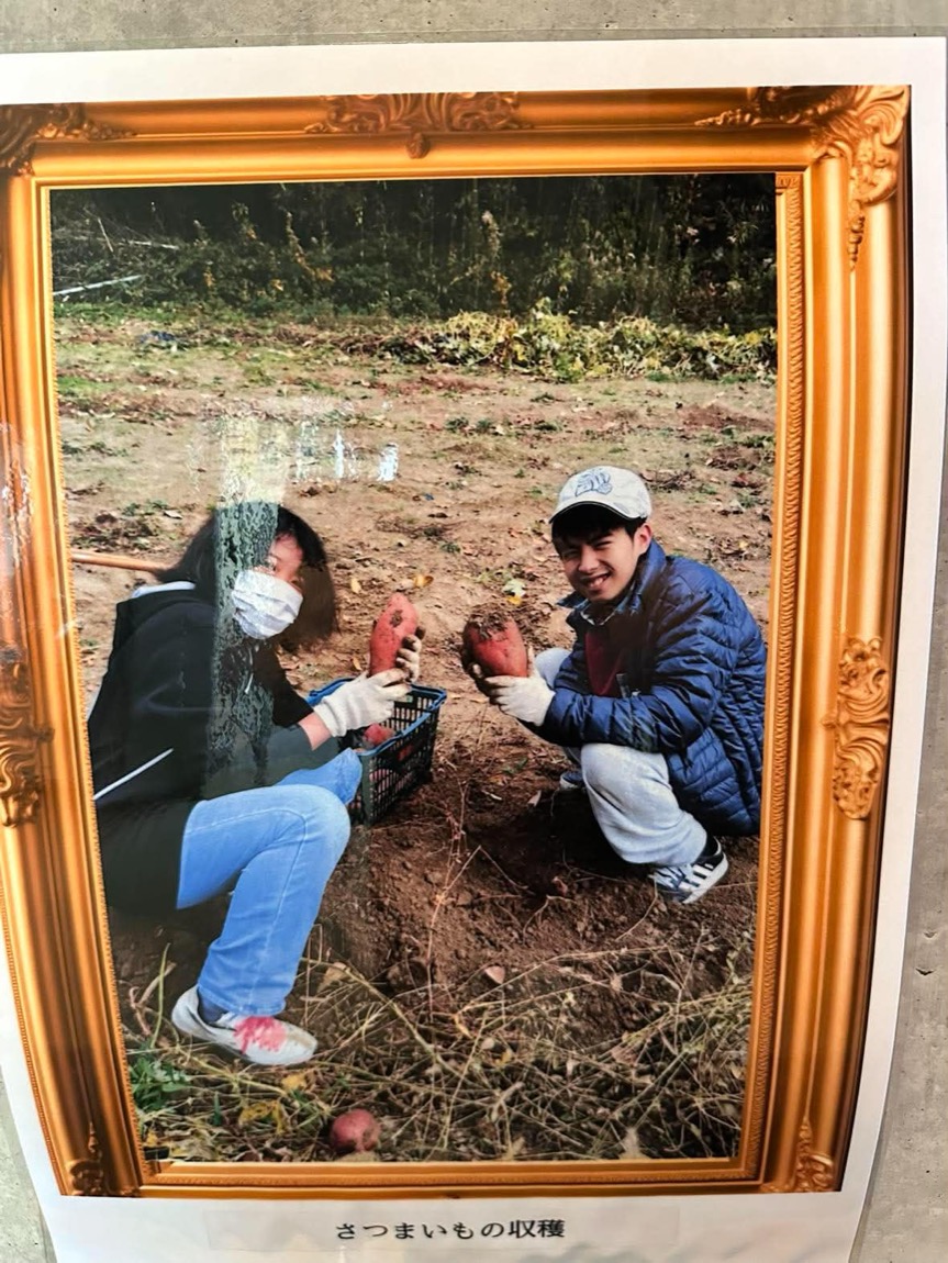 掘り出したさつまいもを手に笑うキャストとスタッフ
